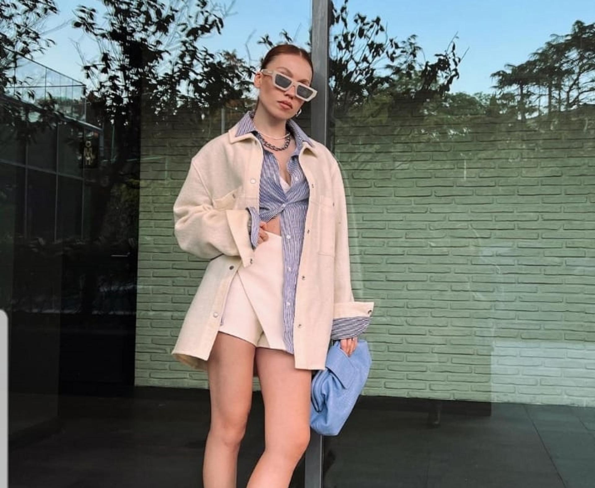 Duygu Özaslan'ın beğeniler yağan kombinini benimsemek isteyenlere şort etek önerileri