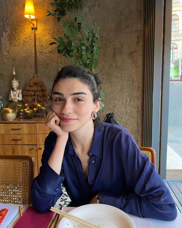 Yönetmen Onur Ünlü ile aşk yaşayan Hazar Ergüçlü mini şortlu pozunu paylaştı