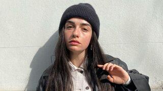 Yönetmen Onur Ünlü ile aşk yaşayan Hazar Ergüçlü mini şortlu pozunu paylaştı