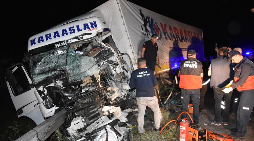Kırıkkale'de feci kaza! Kamyon, TIR'a çarptı: 1 ölü, 2 yaralı