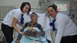 100'üncü yaşını diyaliz servisinde kutladı