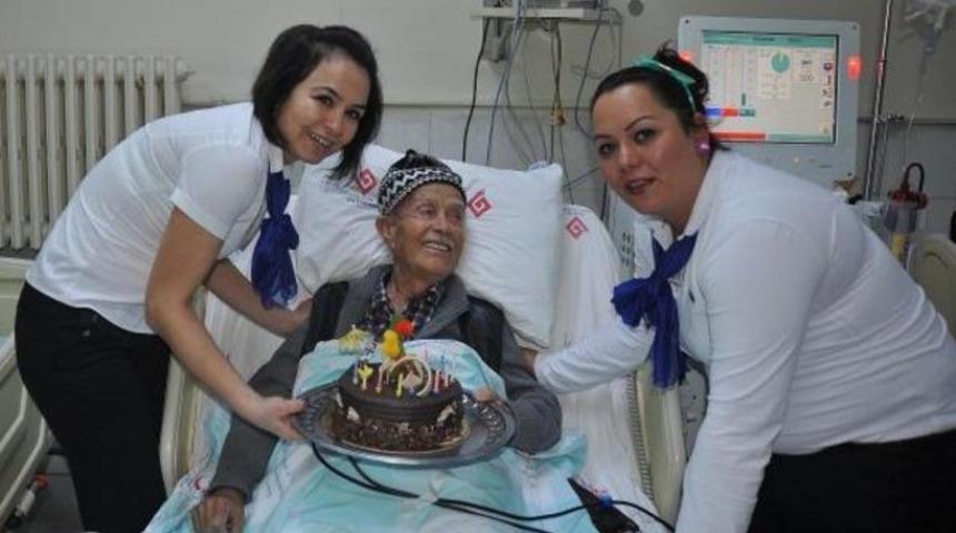 100'üncü yaşını diyaliz servisinde kutladı