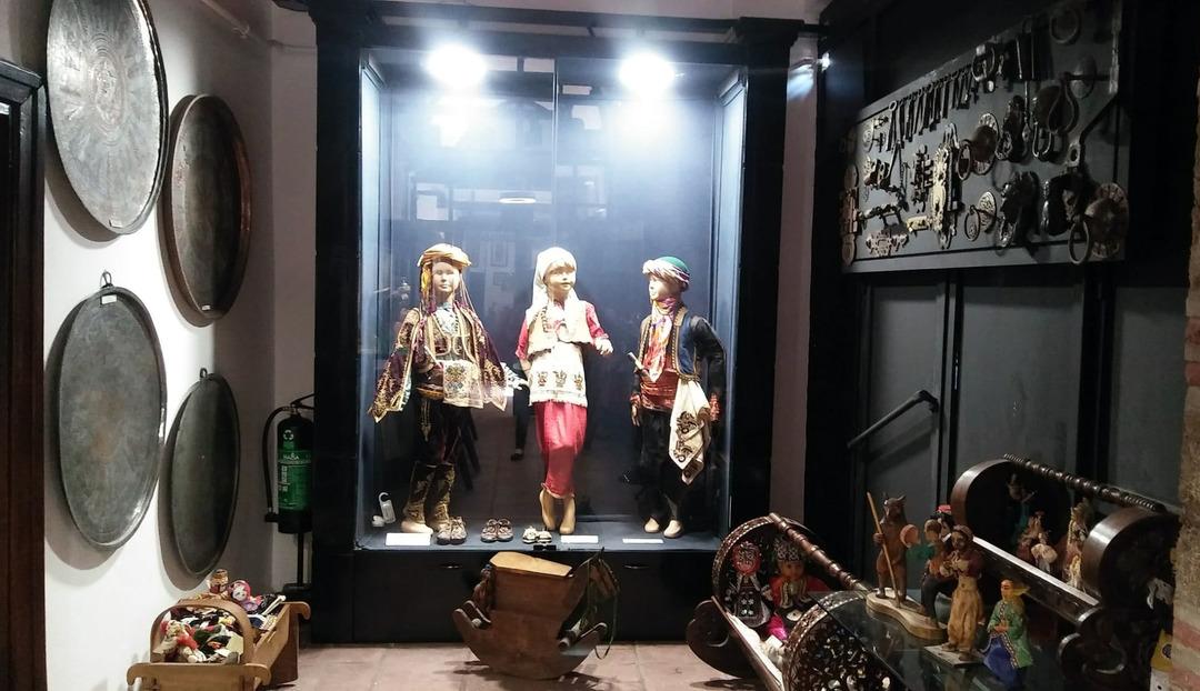 Elbise-i Osmaniye&rsquo;den sonra toplanan en kapsamlı kıyafet m&uuml;zesi! Ziyaret&ccedil;ilerini zamanda yolculuğa &ccedil;ıkartıyor