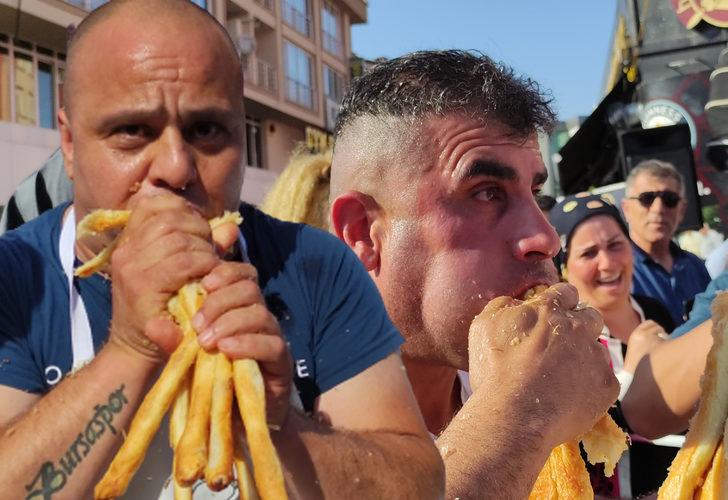 Bursa'da şaşkına çeviren anlar! 3 bin liralık ödül için metrelerce  börek yediler: Hedefim 16 metreydi