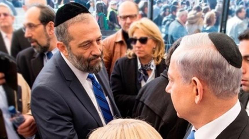 R&uuml;şvet su&ccedil;lamasıyla hapis yattı, yeniden bakan oldu