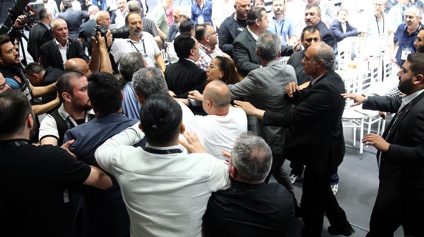 Son dakika: Beşiktaş Genel Kurulu'nda tokat ve küfürler havada uçuştu!