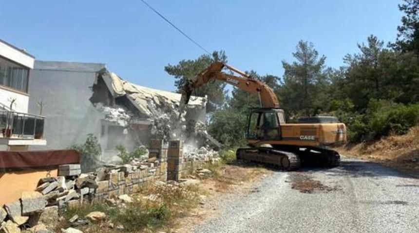 Bodrum'da 3 katlı ka&ccedil;ak binanın yıkımı başladı