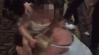  İki kadın kebapçıda saç saça baş başa birbirine girdi