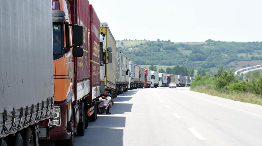 Sınırda 39 kilometrelik kuyruk! Sürücüler isyan etti, Vali olay yerine gitti: "İlk defa görüyorum"