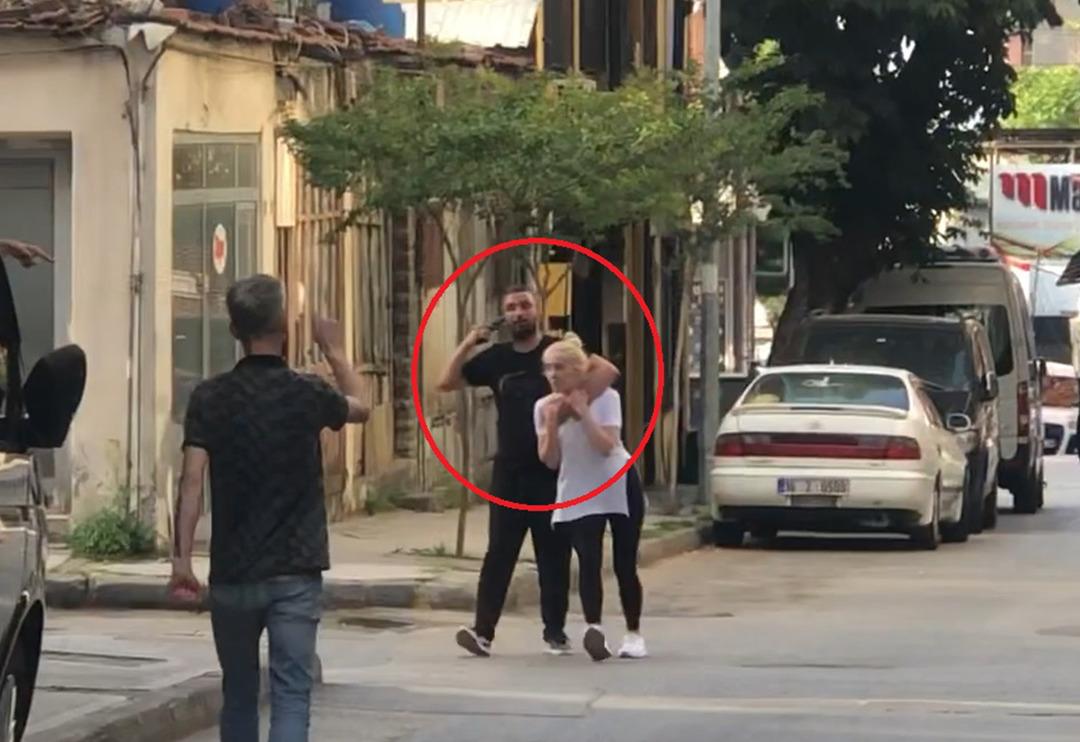 Kız arkadaşını rehin alıp şehrin en işlek caddesine ka&ccedil;tı! İkisi de g&ouml;zaltına alındı