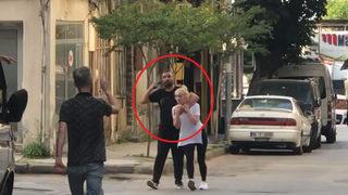 Kız arkadaşını rehin alıp şehrin en işlek caddesine kaçtı! İkisi de gözaltına alındı