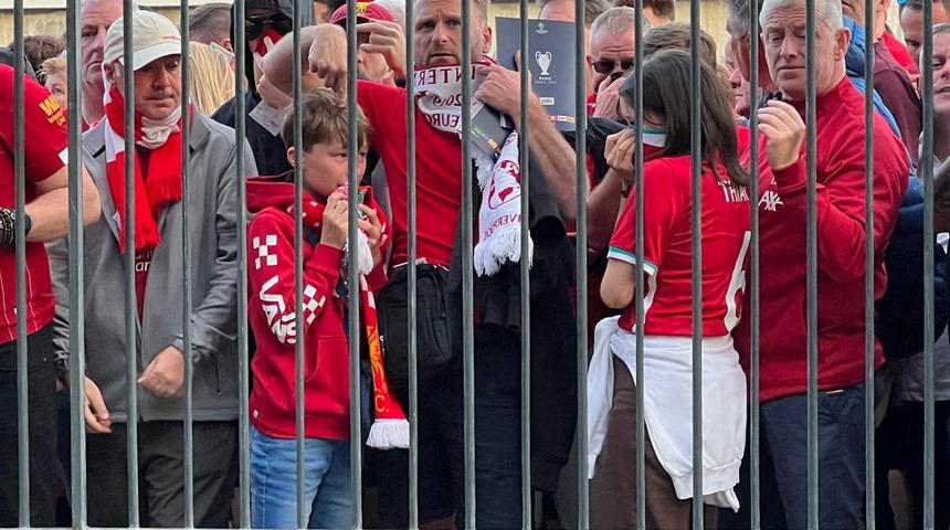 Son dakika: UEFA Şampiyonlar Ligi'nde rezalet! Çocuklara biber gazı sıkıldı...