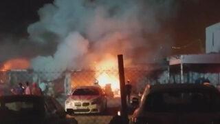 İzmir'de korkutan yangın! Lüks araçları kurtarmak için seferber oldular