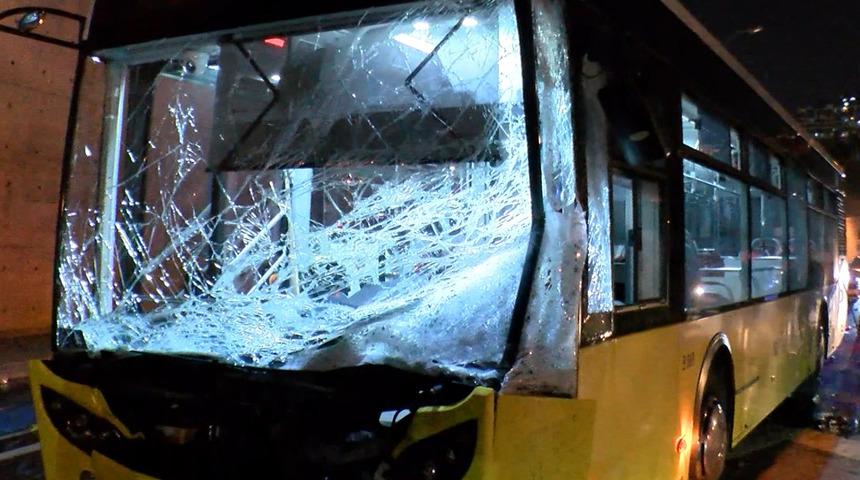 Feci kaza... Refüjü aşıp İETT otobüsüne çarptı!