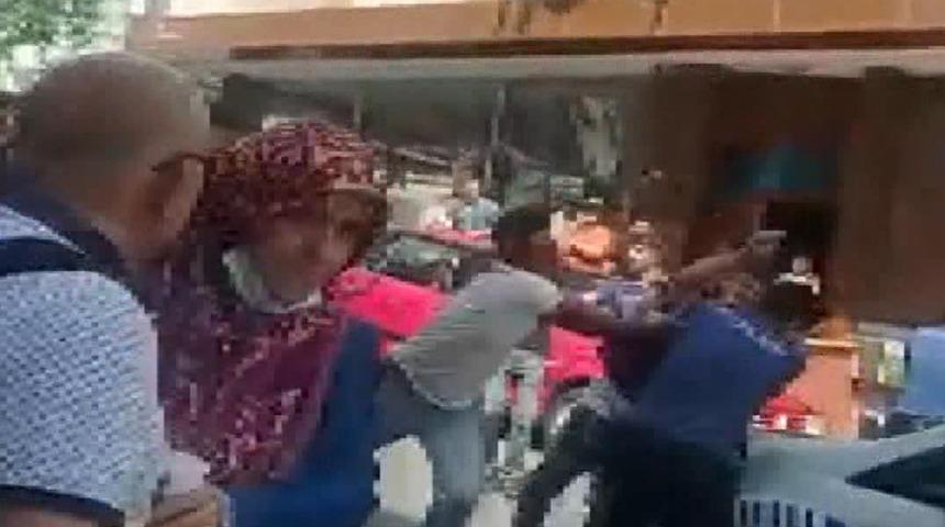 Yer: Esenyurt! D&uuml;ğ&uuml;n tartışmasında arbede &ccedil;ıktı, polise saldırdılar