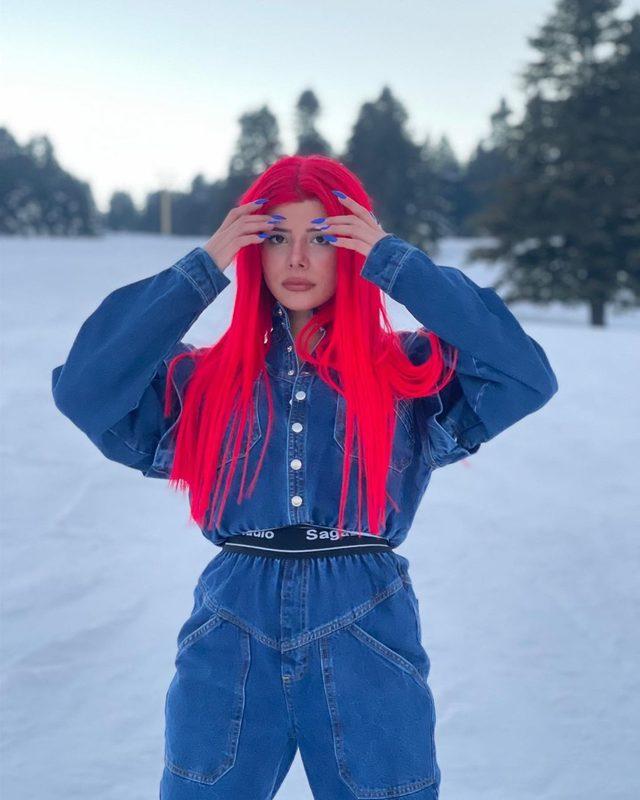 Fenomen Merve Yalçın süper mini eteğiyle Instagram'ı salladı! 