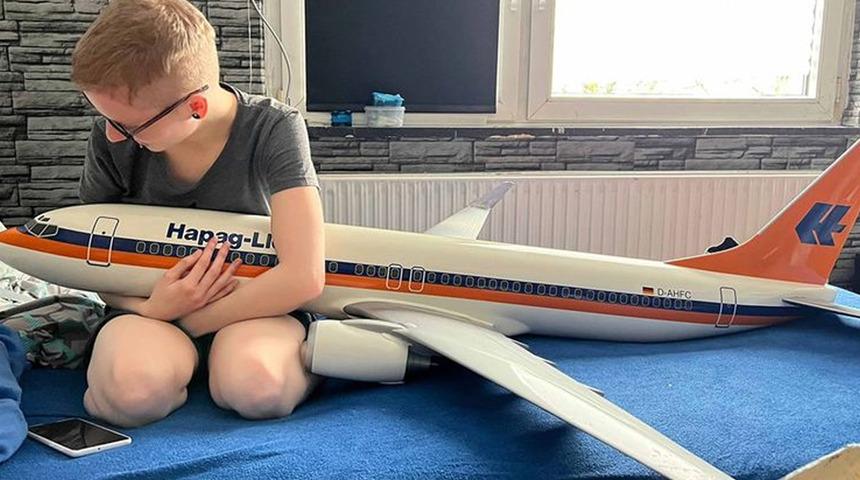 Cinsel yönelimini 'nesne düşkünlüğü' olarak tanımlayan kadın bir uçakla birlikte!