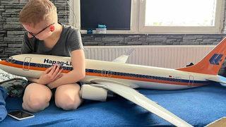 Cinsel yönelimini 'nesne düşkünlüğü' olarak tanımlayan kadın bir uçakla birlikte!