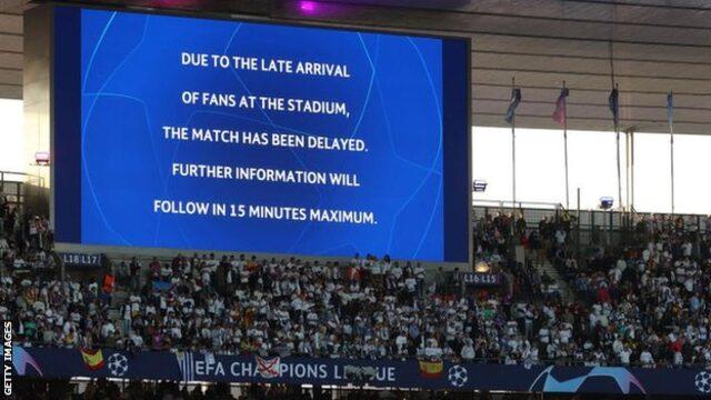 Stadyum içindeki ekranda gecikmenin sebebi olarak maça geç gelen taraftarlar gösterildi