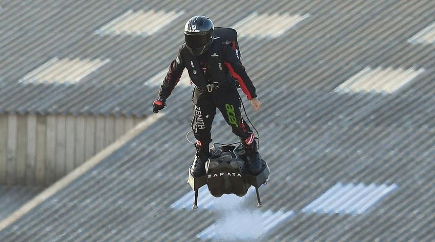 Uçan Adam lakaplı Zapata, jet motorlu aracıyla göle düşerek yaralandı