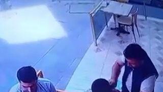 Börek yerken yaklaşıp kulağını kesti! Börekçideki dehşet kamerada