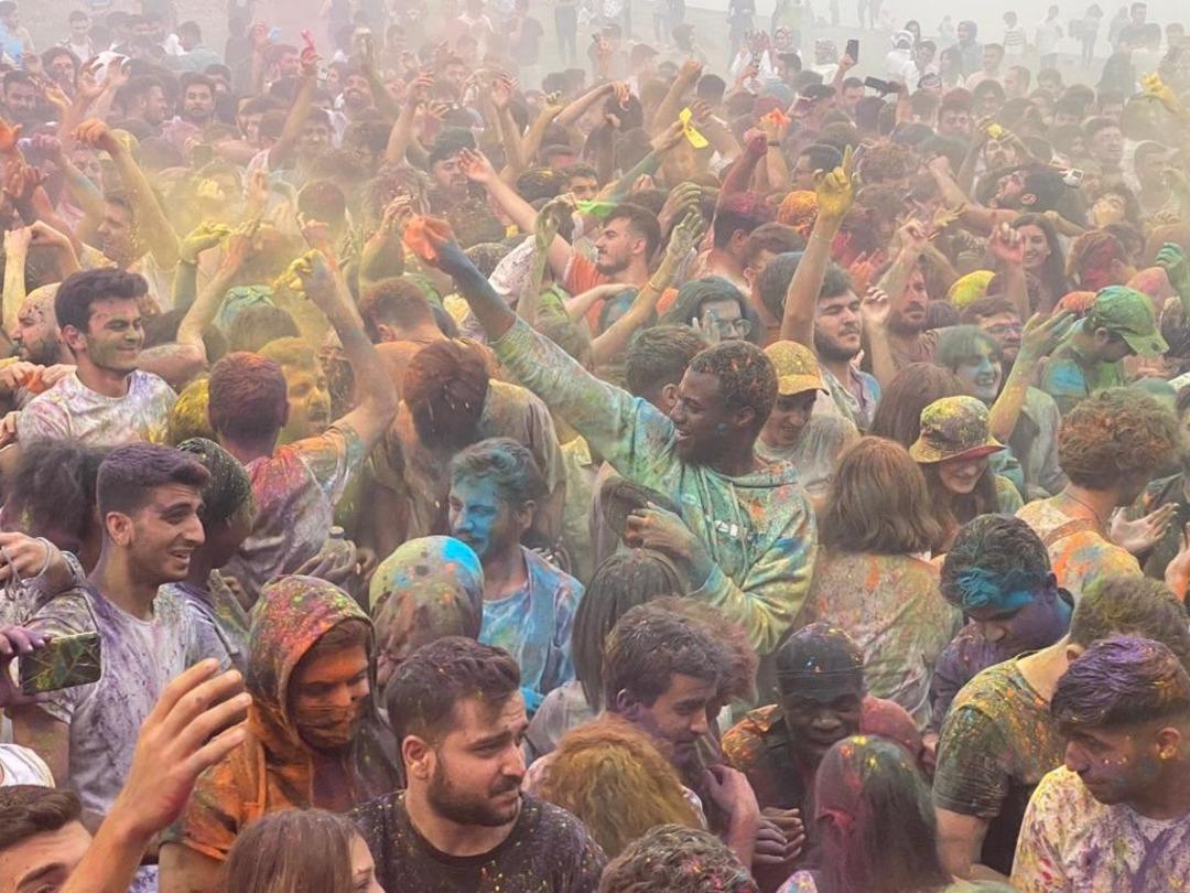 Elazığ'da "renkli" festival! &Ouml;ğrenciler boya atarak eğlendiler
