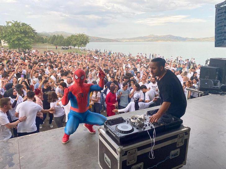 Elazığ'da "renkli" festival! Öğrenciler boya atarak eğlendiler G5