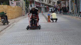 Cipe benzeyeni de var uçağa benzeyeni de! Hurdalardan yapıp caddelerde meydan okudular