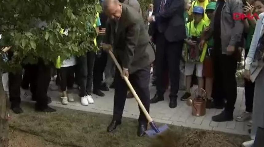 Atatürk Havalimanı Millet Bahçesi'nde Cumhurbaşkanı Erdoğan ilk fidanı dikti! SOLOTÜRK'ten nefes kesen gösteri
