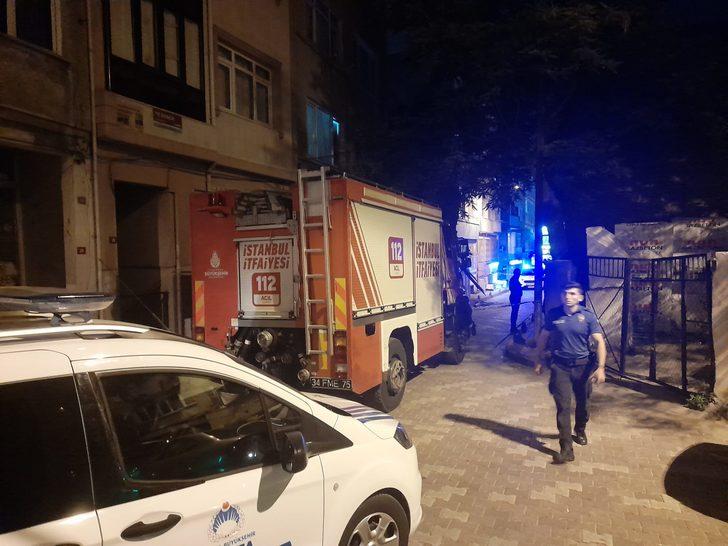 İstanbul Fatih'te korku dolu anlar! 2 katlı ahşap bina çöktü