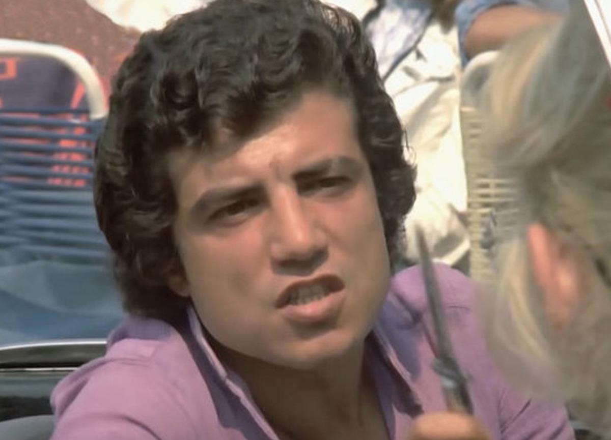 'Aile Şerefi' filminin k&ouml;t&uuml; adamı Oktay'a hayat veren Eriş Akman son haliyle dikkat &ccedil;ekti 