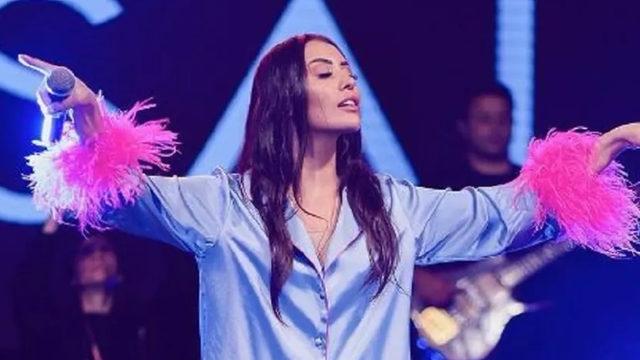 Hande Ünsal sahneye pijamayla çıktı