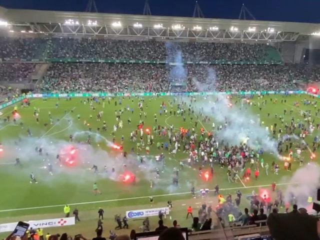 Taraftarlar stadyumu yaktı!