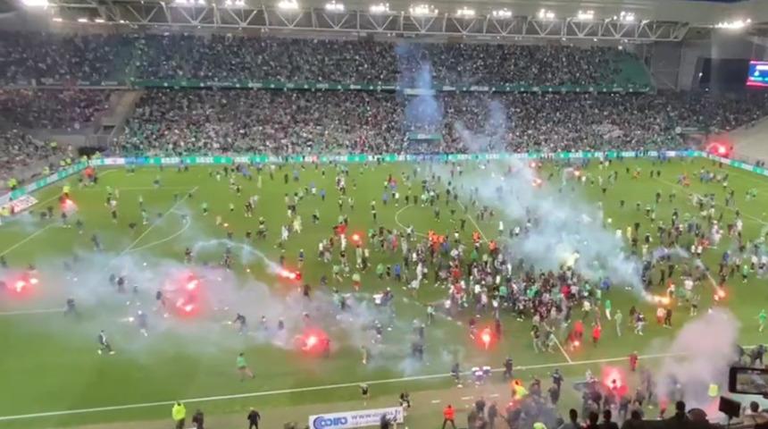 Taraftarlar stadyumu yaktı! Yılın spor olayı! Saint Etienne oyuncuları canını zor kurtardı