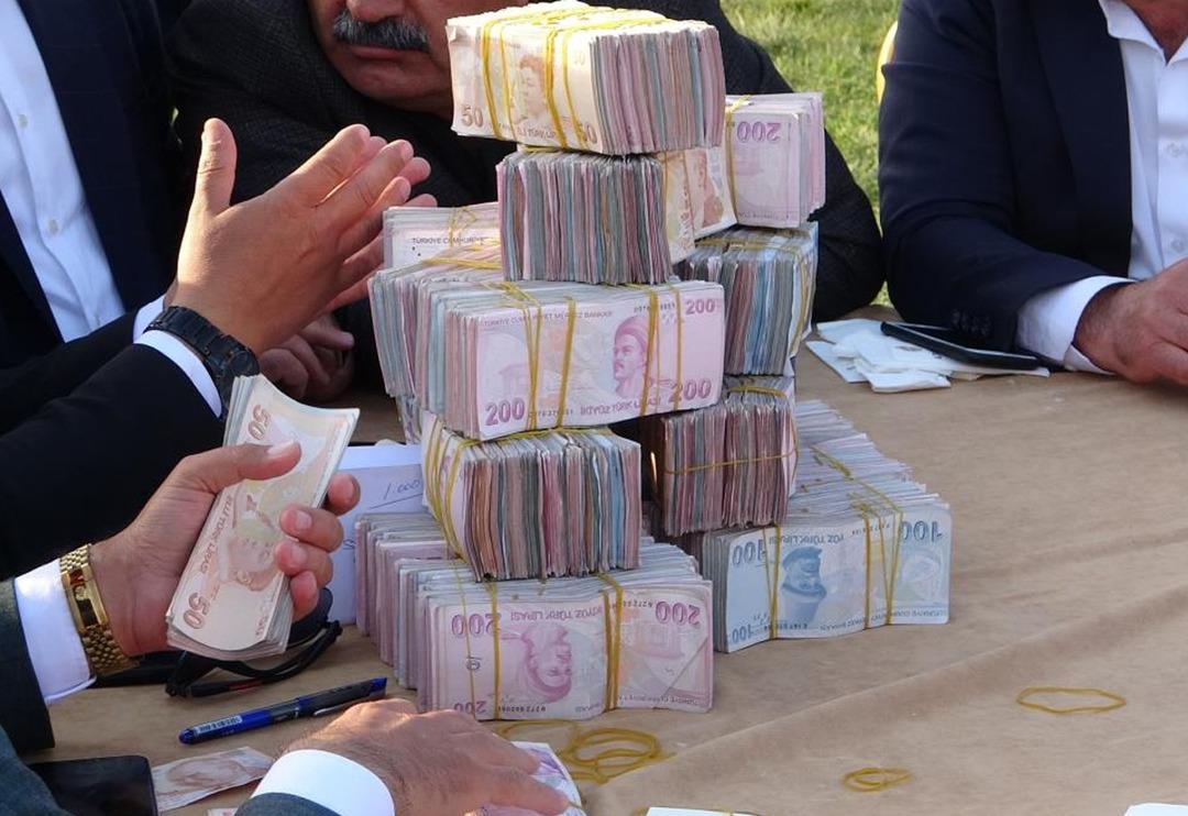 Yok b&ouml;yle d&uuml;ğ&uuml;n! Gelin ve damadı g&ouml;renler şaştı kaldı, son yılların en &ccedil;ok takı takılan d&uuml;ğ&uuml;n&uuml;... 