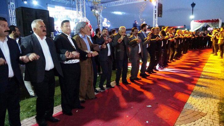 Yok böyle düğün! Gelin ve damadı görenler şaştı kaldı, son yılların en çok takı takılan düğünü...  G1