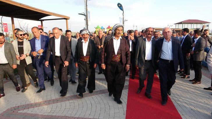 Yok böyle düğün! Gelin ve damadı görenler şaştı kaldı, son yılların en çok takı takılan düğünü...  G5