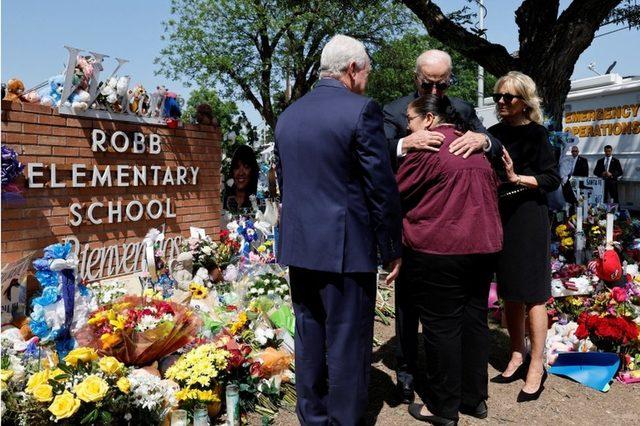 Başkan Biden ve eşi Jill Biden okulun müdürü Mandy Gutierrez'i teselli etmeye çalışırken göz yaşlarını tutamadılar