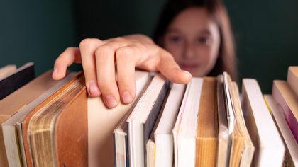 Süslü parantez işareti ve kullanıldığı yerler ile ilgili cümleler: Süslü parantez işareti nerelerde kullanılır, görevleri nelerdir?