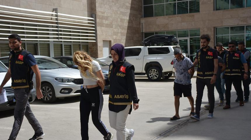 Escort olarak gittiği yerlerde ortalığı birbirine katıyordu! Planı ortaya çıktı: 3 kişiyle işbirliği yapıyormuş