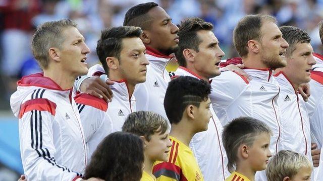 Göçmen Kökenli Alman Milli Futbolculara Irkçı Kampanya Sürüyor