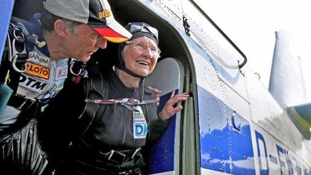 Jimnastikçi nine bu kez de gökyüzünde