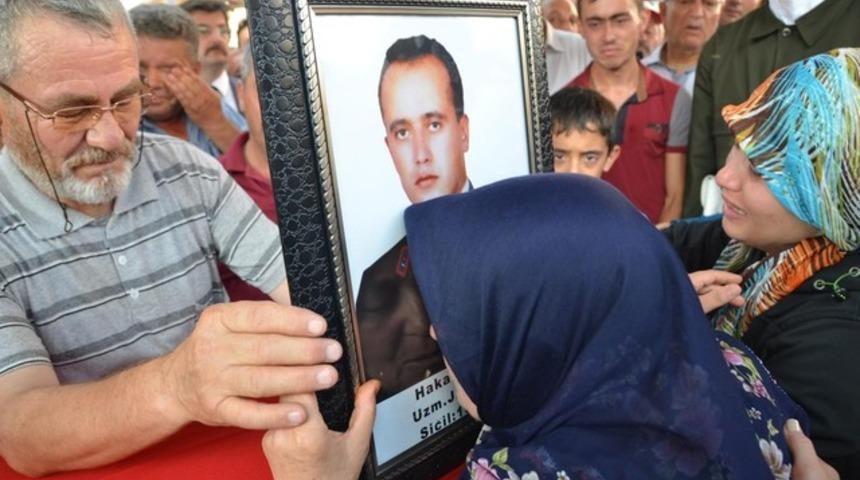 Cumhurbaşkanı Erdoğan'dan şehidin kız kardeşine: Ağabeyin de bu mesleği se&ccedil;meseydi