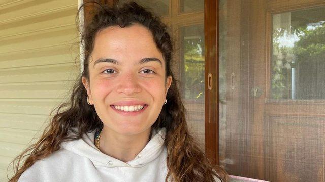 Aslı Bekiroğlu derin göğüs dekolteli pozuyla nefes kesti! İlah mısın silah mısın?