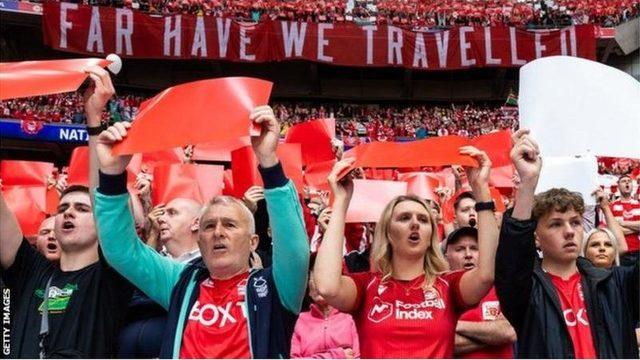 Wembley'deki play-off maçı öncesinde asılan dövizlerin birinde 