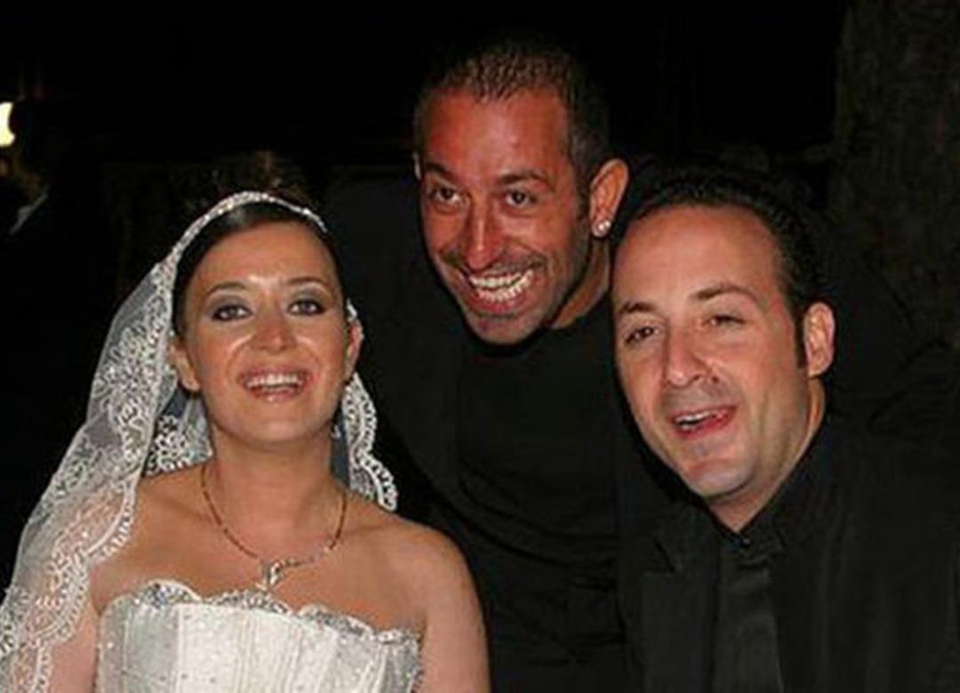 Tolga &Ccedil;evik'ten eşi &Ouml;zge &Ccedil;evik'e b&uuml;y&uuml;k s&uuml;rpriz! Diz &ccedil;&ouml;kerek teklif etti...