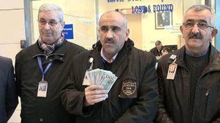 Dolar dolu çantayı sahibine teslim etti