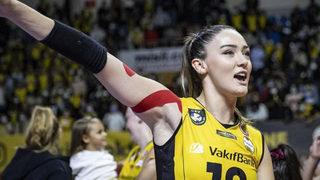 Zehra Güneş ödül töreni tarzıyla olay oldu! Ayakkabıları dikkat çekti