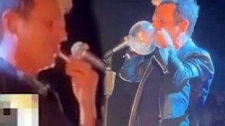 Teoman sahnede önce ruj sürdü sonra prezervatif şişirip seyircilere attı