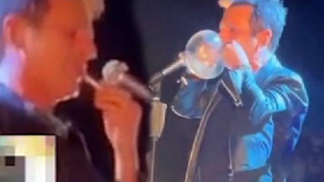 Teoman sahnede önce ruj sürdü sonra prezervatif şişirip seyircilere attı